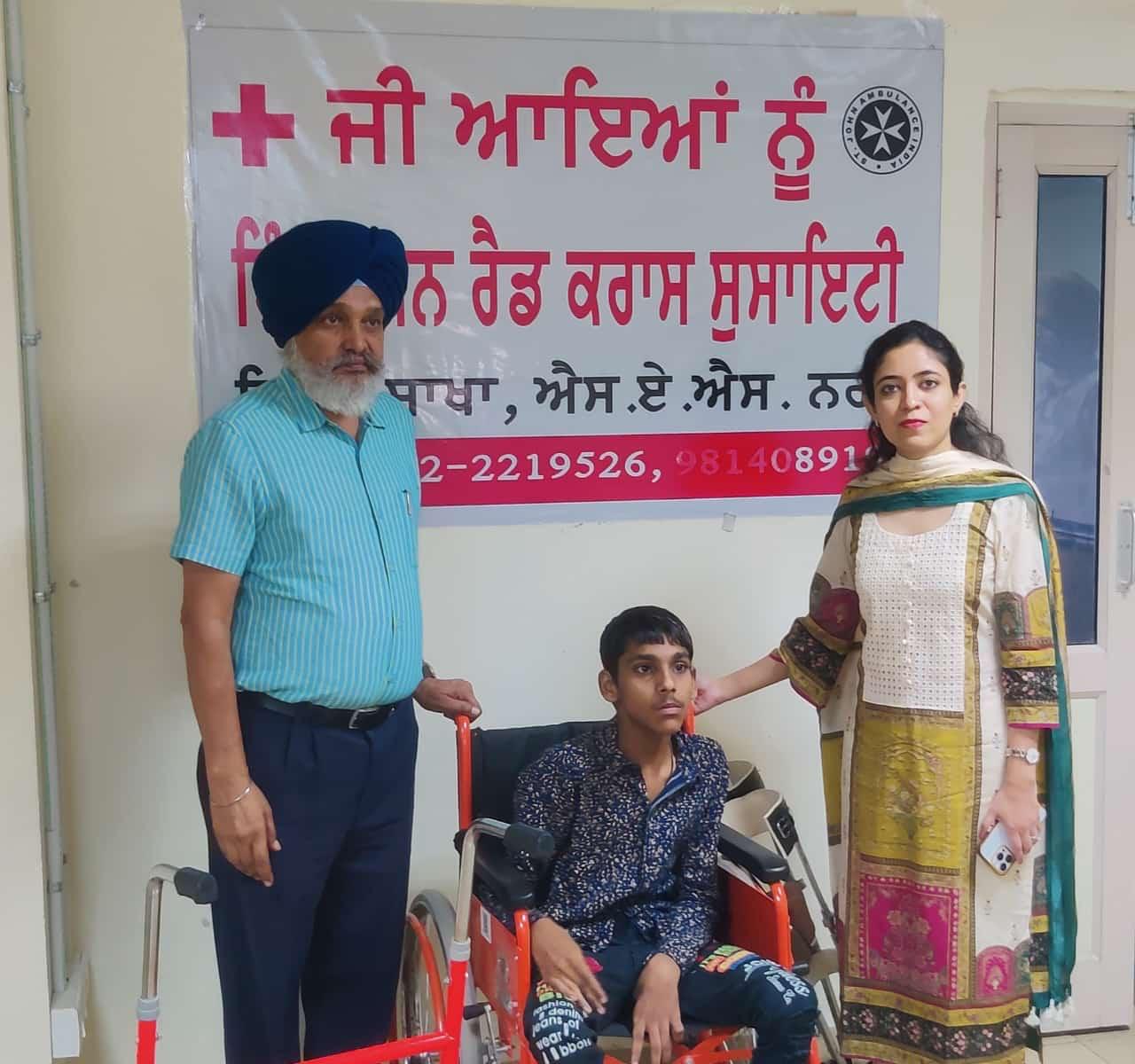 सहायक आयुक्त (जे) ने जिला रेडक्रॉस शाखा की ओर से जरूरतमंदों को मोटराइज्ड व्हील चेयर और कैंसर पीड़ित के लिए दवा उपलब्ध कराई।